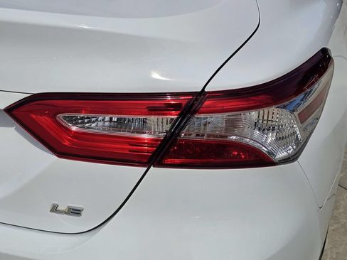 Used 2018 Toyota Camry LE FWD image 33