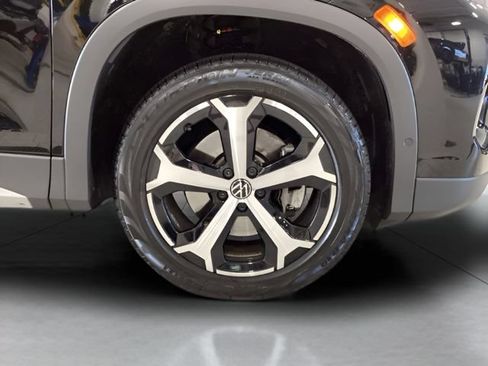 Certified 2025 Volkswagen Tiguan SE w/ Panoramic Sunroof Package AWD/4WD image 24
