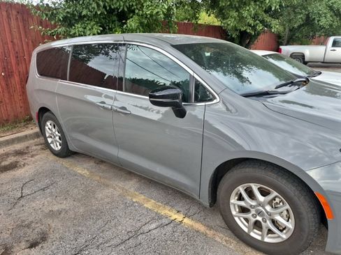 Used 2025 Chrysler Pacifica Select FWD image 14