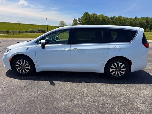 Used 2023 Chrysler Pacifica Touring-L FWD image 15