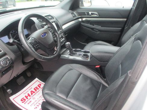 Used 2018 Ford Explorer XLT w/ Equipment Group 202A FWD image 5