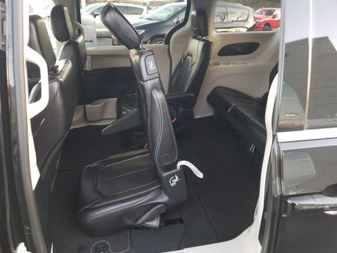 Certified 2024 Chrysler Pacifica Touring-L image 14