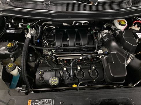Used 2019 Ford Explorer XLT w/ Equipment Group 202A AWD/4WD image 13