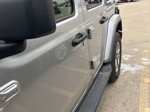 Used 2019 Jeep Wrangler Unlimited Sahara AWD/4WD image 6
