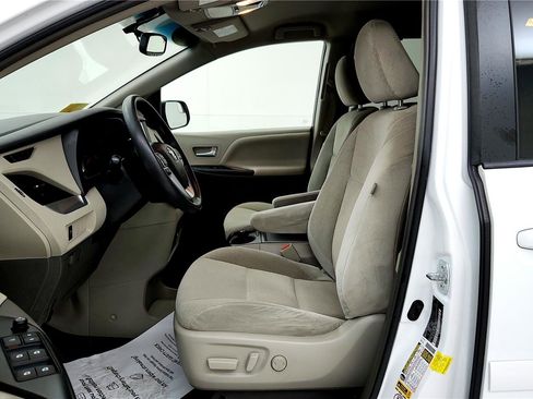 Used 2015 Toyota Sienna LE image 25