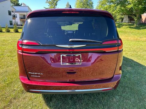 Used 2023 Chrysler Pacifica Touring-L FWD image 4
