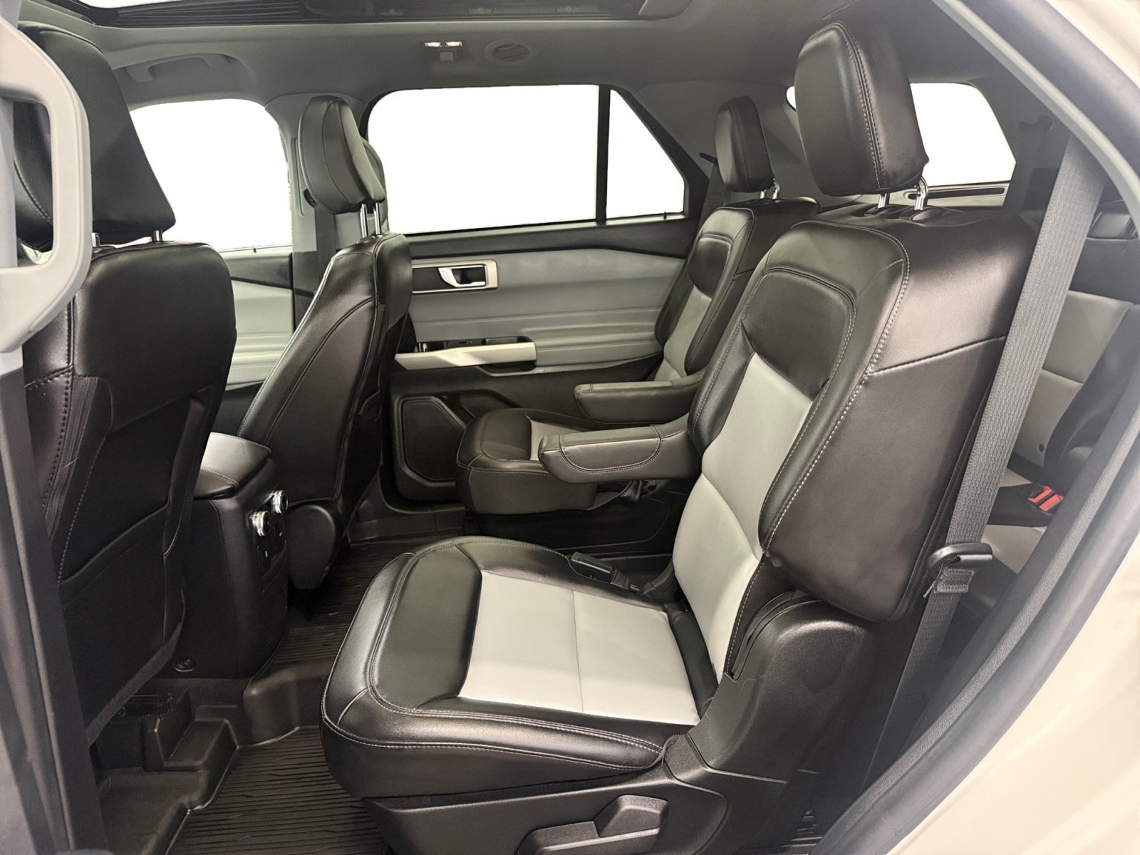 Used 2022 Ford Explorer XLT w/ Equipment Group 202A AWD/4WD image 10