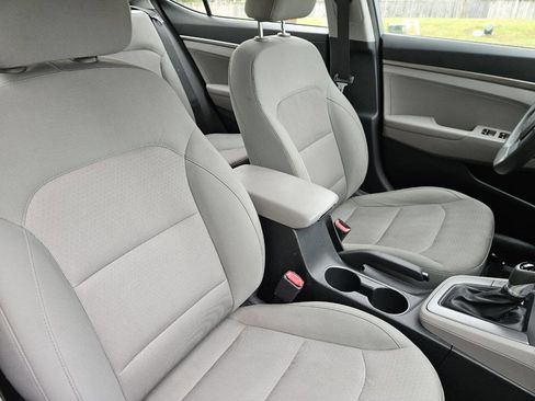 Used 2017 Hyundai Elantra SE FWD image 19