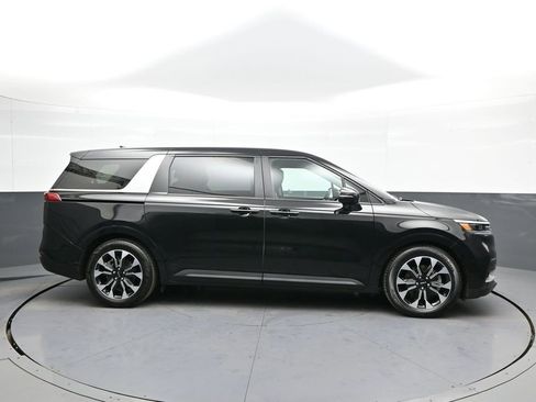 Used 2023 Kia Carnival EX image 5