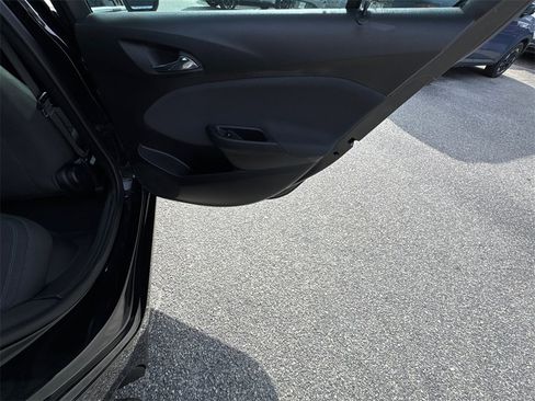 Used 2018 Chevrolet Cruze LT w/ Convenience Package image 16