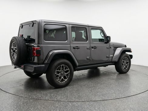 Used 2025 Jeep Wrangler Sahara image 9