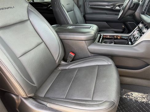 Used 2021 GMC Yukon XL Denali w/ Denali Premium Package image 10