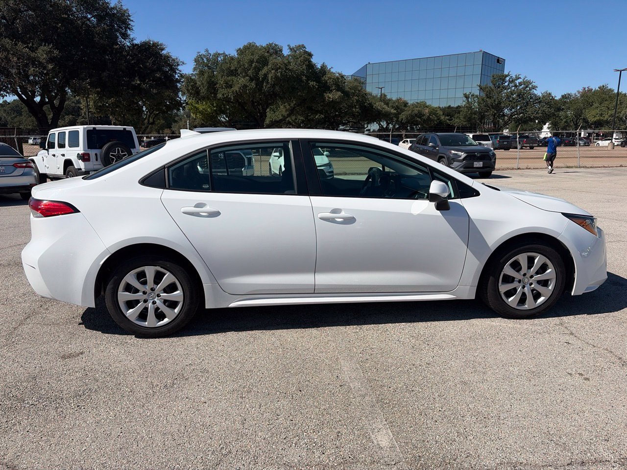 Used 2025 Toyota Corolla LE FWD image 2