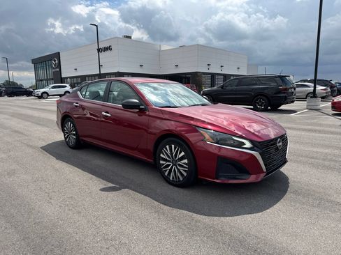 Used 2024 Nissan Altima 2.5 SV FWD image 1