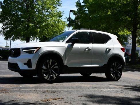 Used 2023 Volvo XC40 B5 Plus w/ Driver Assist Package AWD/4WD image 3