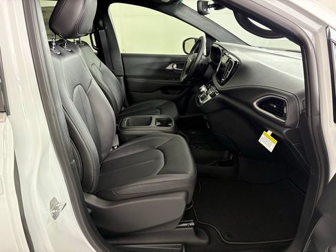 New 2026 Chrysler Pacifica Select FWD image 38