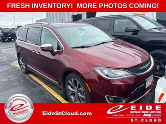 Used 2017 Chrysler Pacifica Limited w/ Advanced Safetytec Group FWD 360° Tour