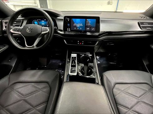 Used 2024 Volkswagen Atlas Cross Sport SE image 18