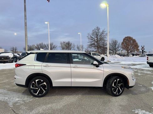 Used 2024 Mitsubishi Outlander SE image 8