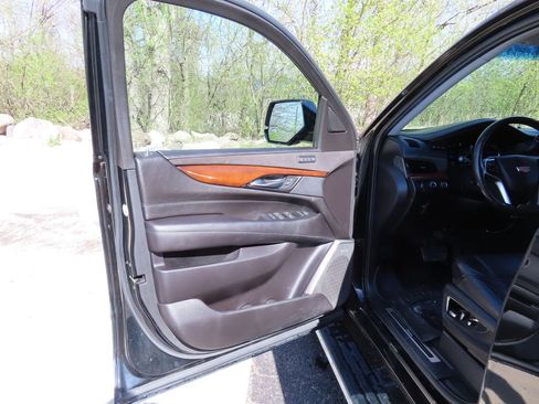 Used 2019 Cadillac Escalade Premium Luxury AWD/4WD image 37