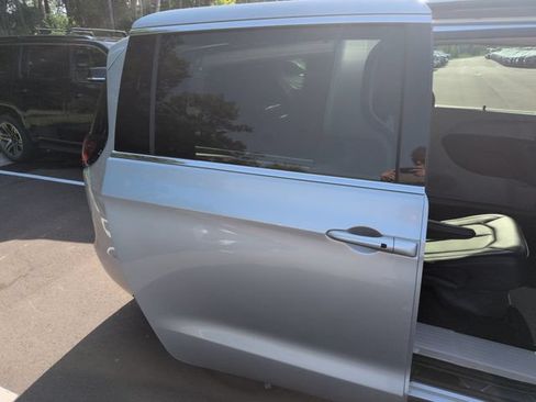 Used 2023 Chrysler Pacifica Touring-L FWD image 17