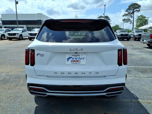 Used 2022 Kia Sorento EX w/ Panoramic Sunroof Package image 4