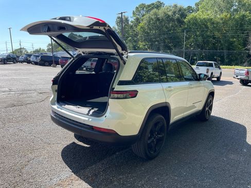 Used 2023 Jeep Grand Cherokee Altitude AWD/4WD image 36