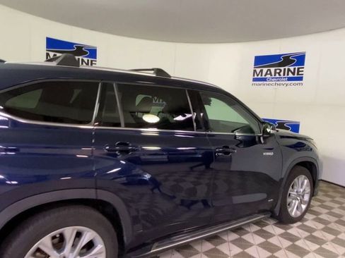 Used 2021 Toyota Highlander Limited AWD/4WD image 2