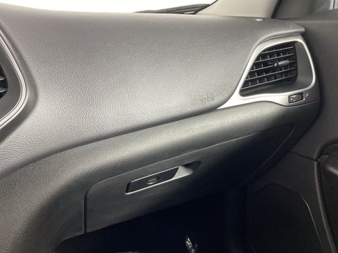 Used 2019 Jeep Cherokee Latitude Plus FWD image 29