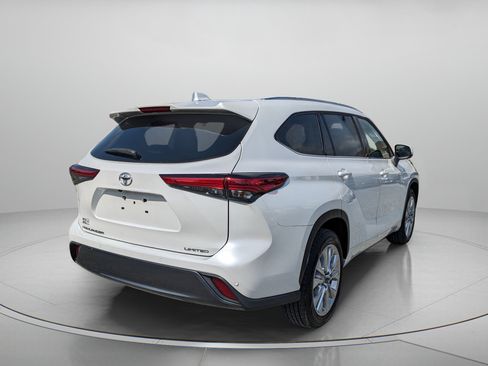 Used 2023 Toyota Highlander Limited FWD image 8