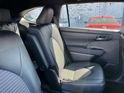 Used 2024 Toyota Highlander XSE FWD image 34