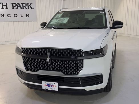 New 2026 Lincoln Navigator Premiere AWD/4WD image 4