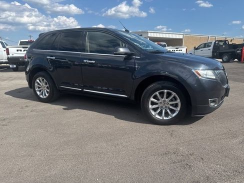 Used 2013 Lincoln MKX FWD image 2