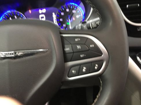 Used 2023 Chrysler Pacifica Touring-L FWD image 39