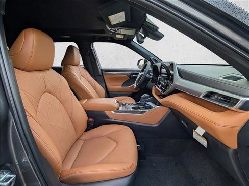 New 2025 Toyota Highlander Platinum image 7