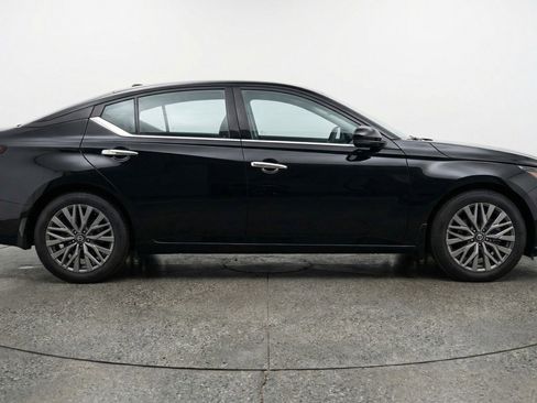 Used 2025 Nissan Altima 2.5 SV image 11