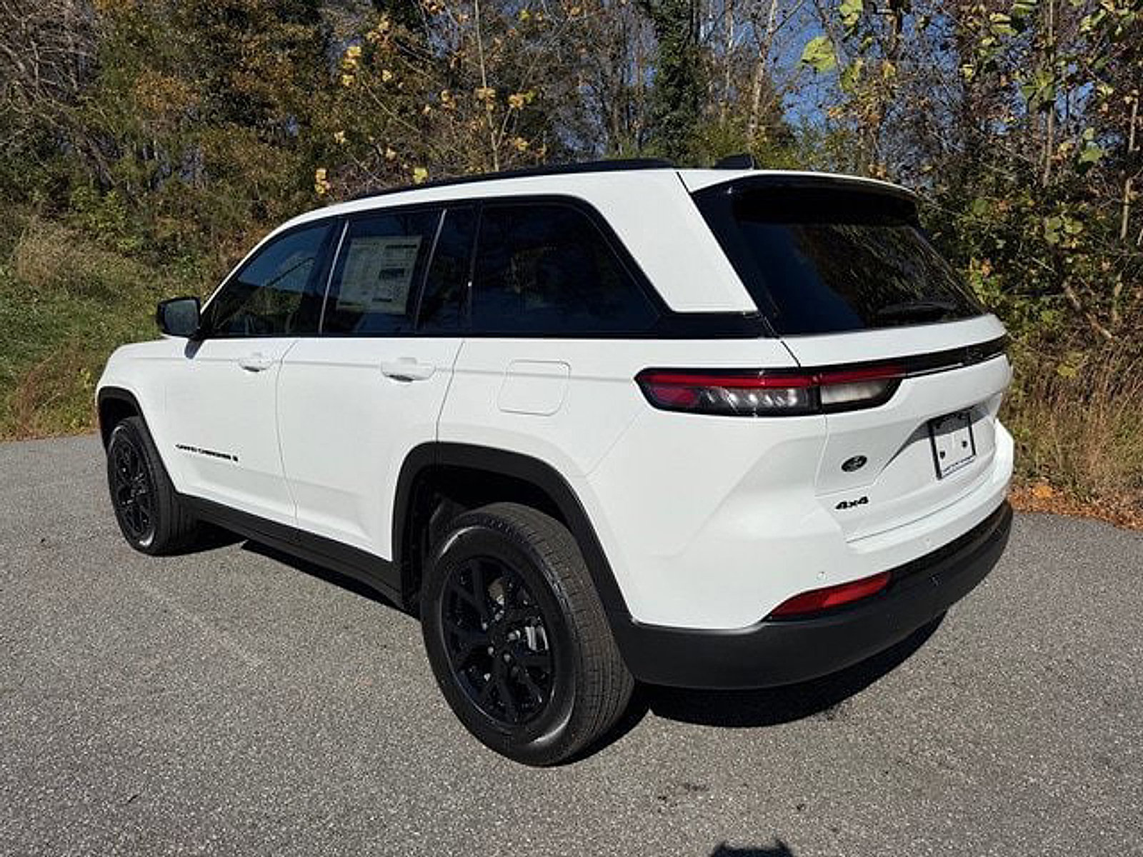 Used 2025 Jeep Grand Cherokee Altitude AWD/4WD image 8