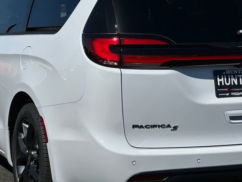 New 2026 Chrysler Pacifica Select image 5
