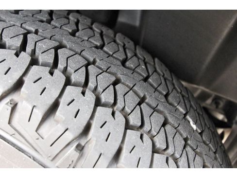 Used 2022 Jeep Cherokee Trailhawk AWD/4WD image 32
