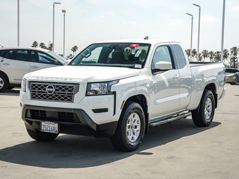 Used 2024 Nissan Frontier SV RWD image 3