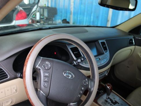 Used 2013 Hyundai Genesis 3.8 w/ Premium Pkg RWD image 3