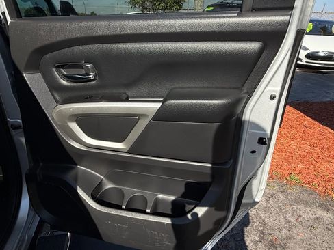 Used 2019 Nissan Titan SV image 23