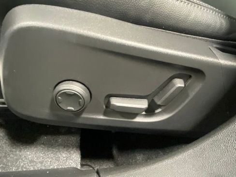 Used 2025 Volvo XC40 B5 Plus image 12