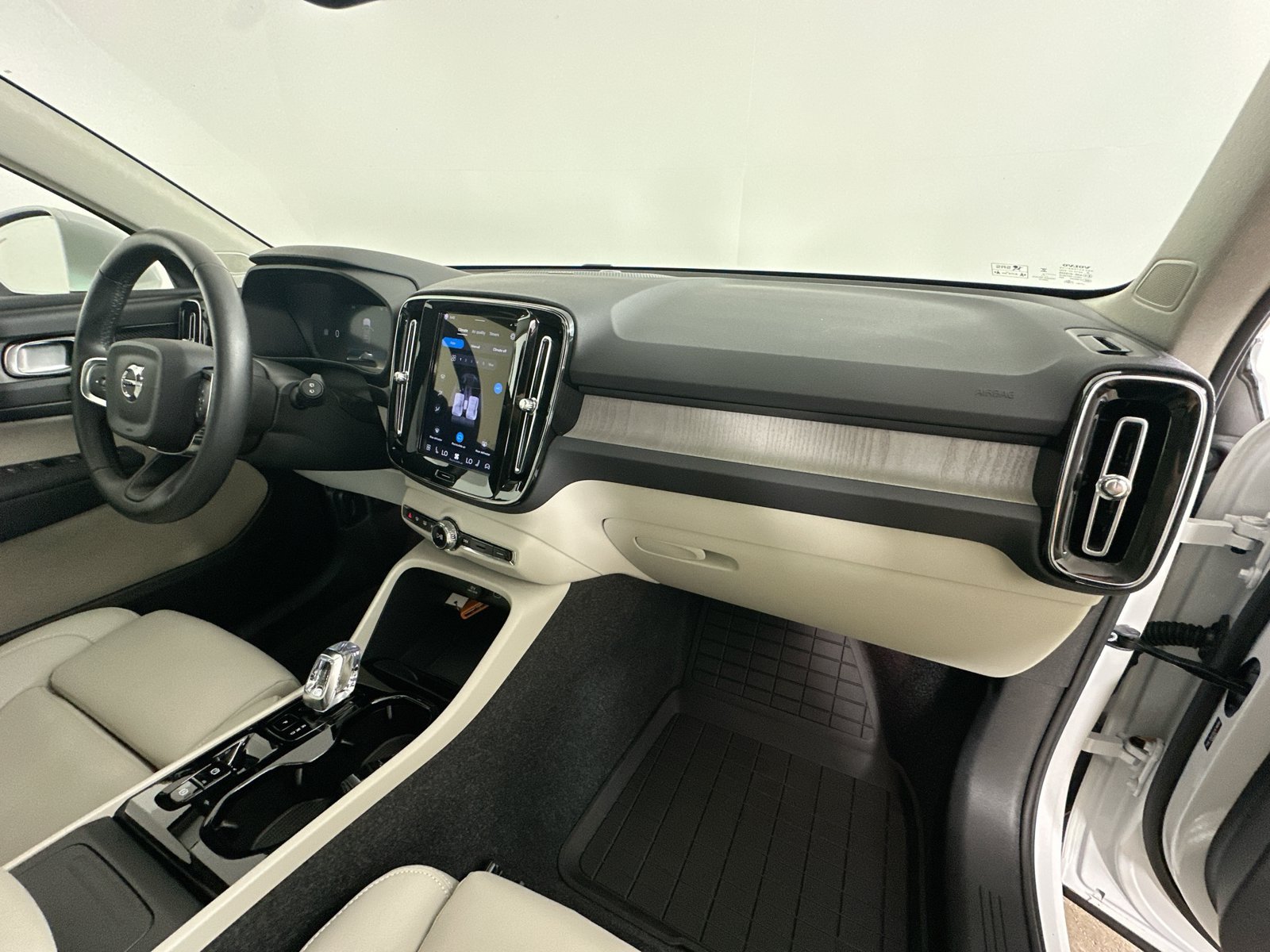 Certified 2025 Volvo XC40 B5 Ultra w/ Protection Package AWD/4WD image 44