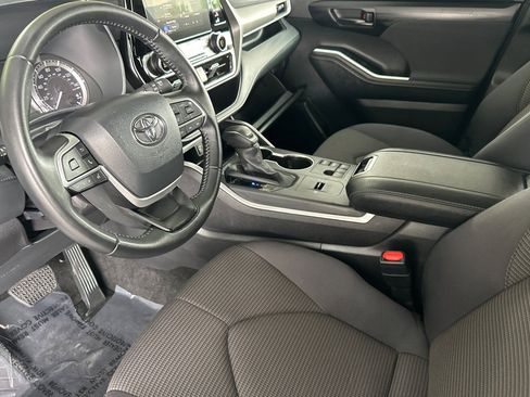 Used 2025 Toyota Highlander LE image 11