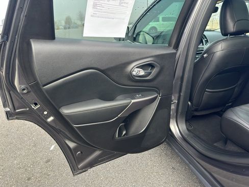 Used 2021 Jeep Cherokee Limited image 25