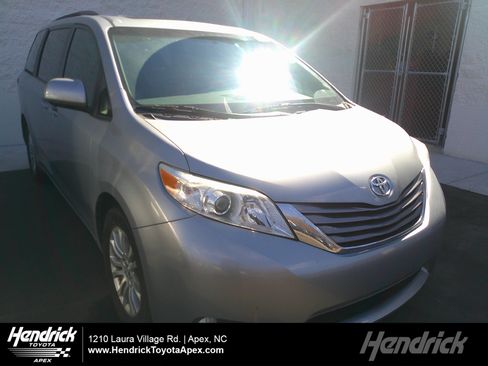 Used 2017 Toyota Sienna XLE image 1