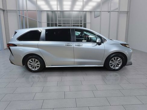Used 2022 Toyota Sienna LE FWD image 9