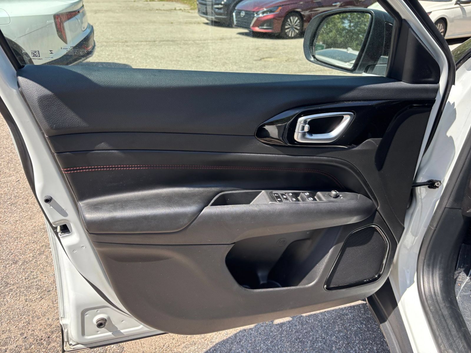 Used 2025 Jeep Compass Trailhawk AWD/4WD image 15