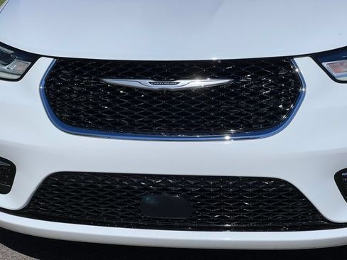 Used 2024 Chrysler Pacifica Touring-L FWD image 38